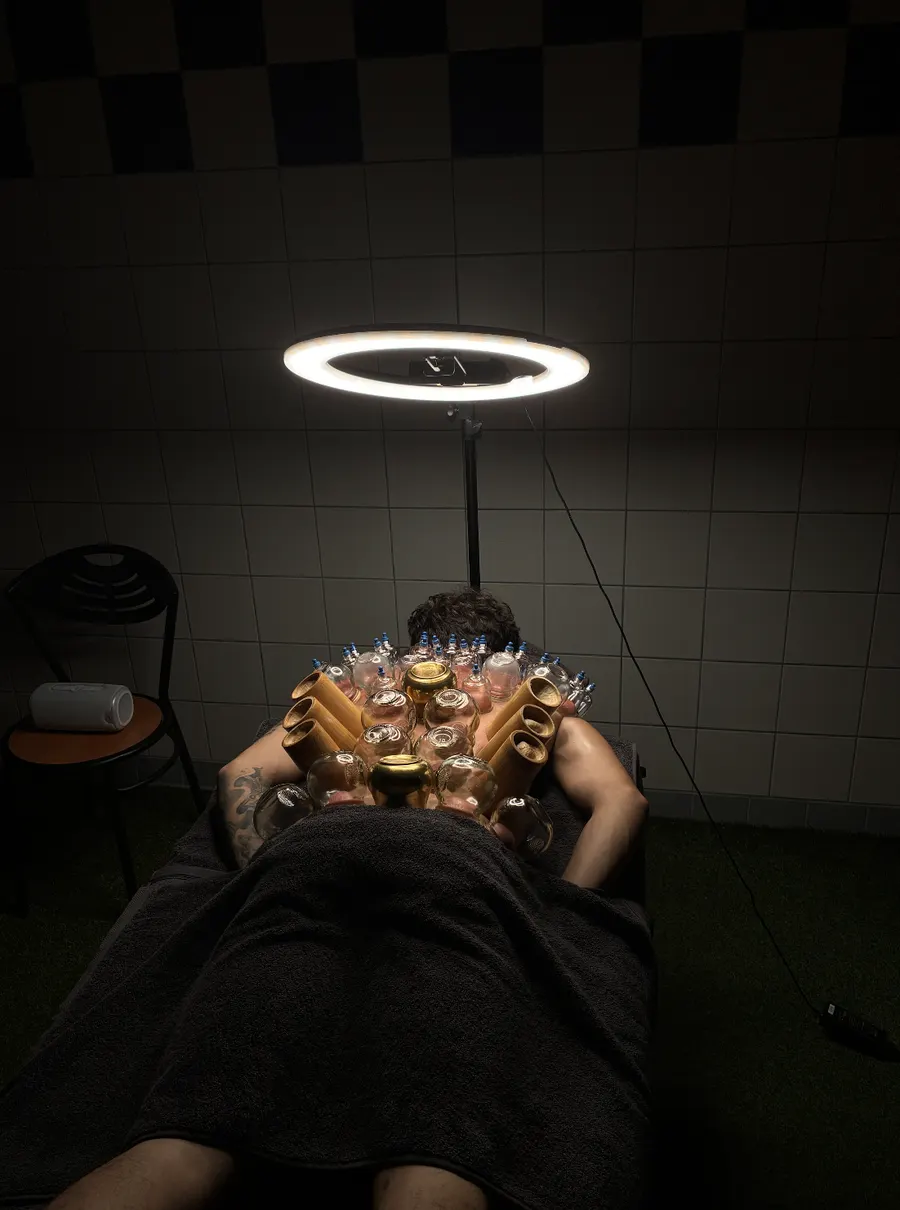 La cabine, plongée dans la pénombre sous la lampe